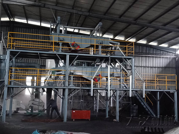 大型直線振動篩礦用篩分現場展示。